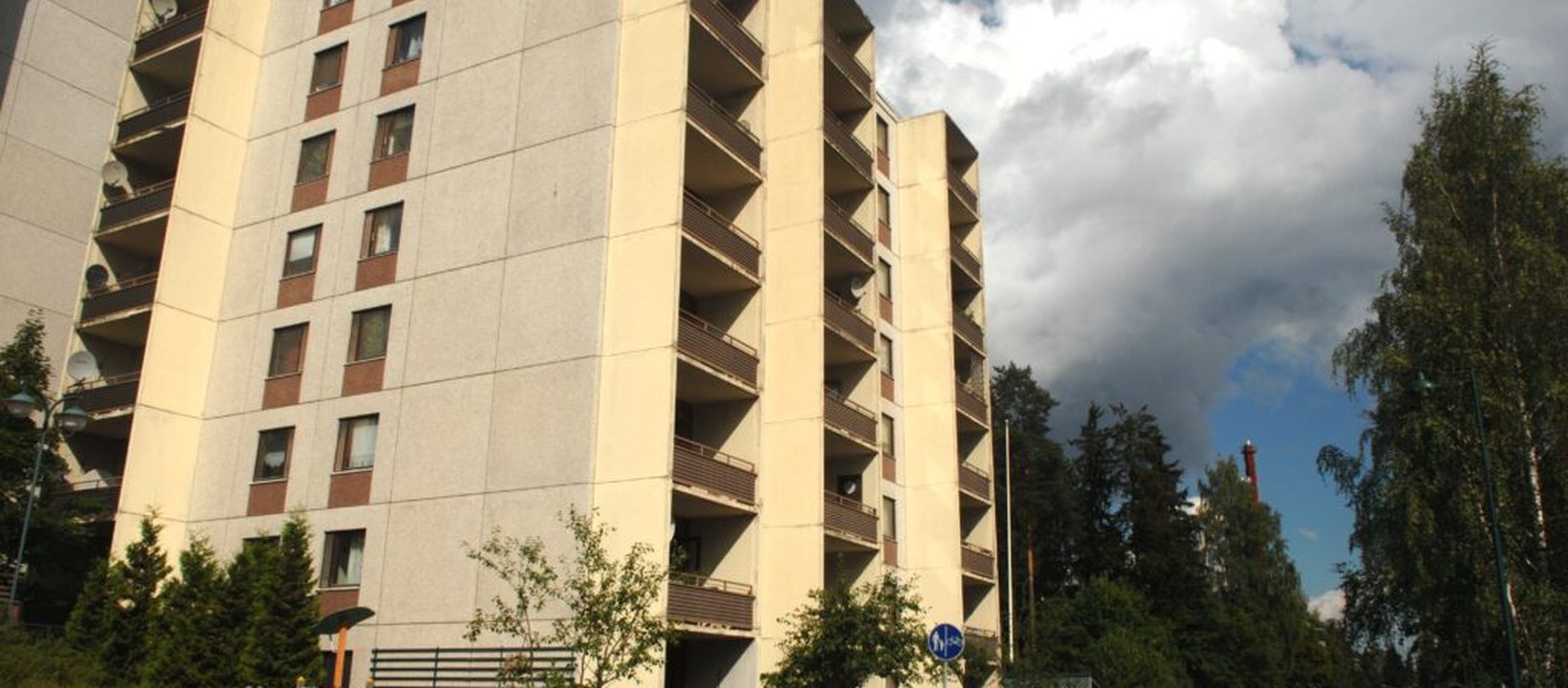Kerrostalo, jonka parvekkeelta ruumis löydettiin